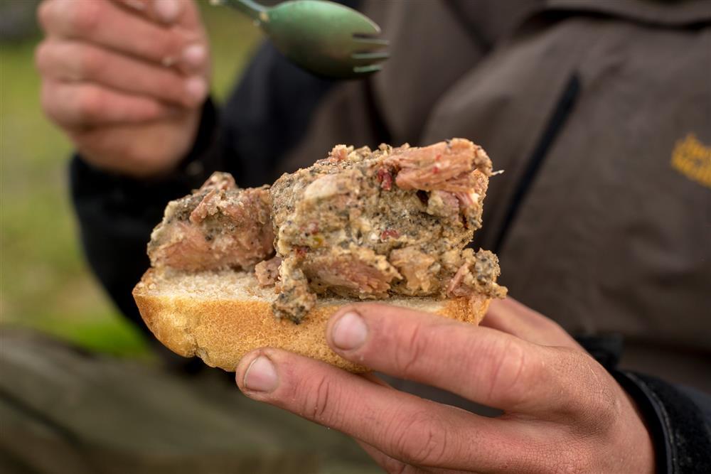 бутерброд с тушенкой